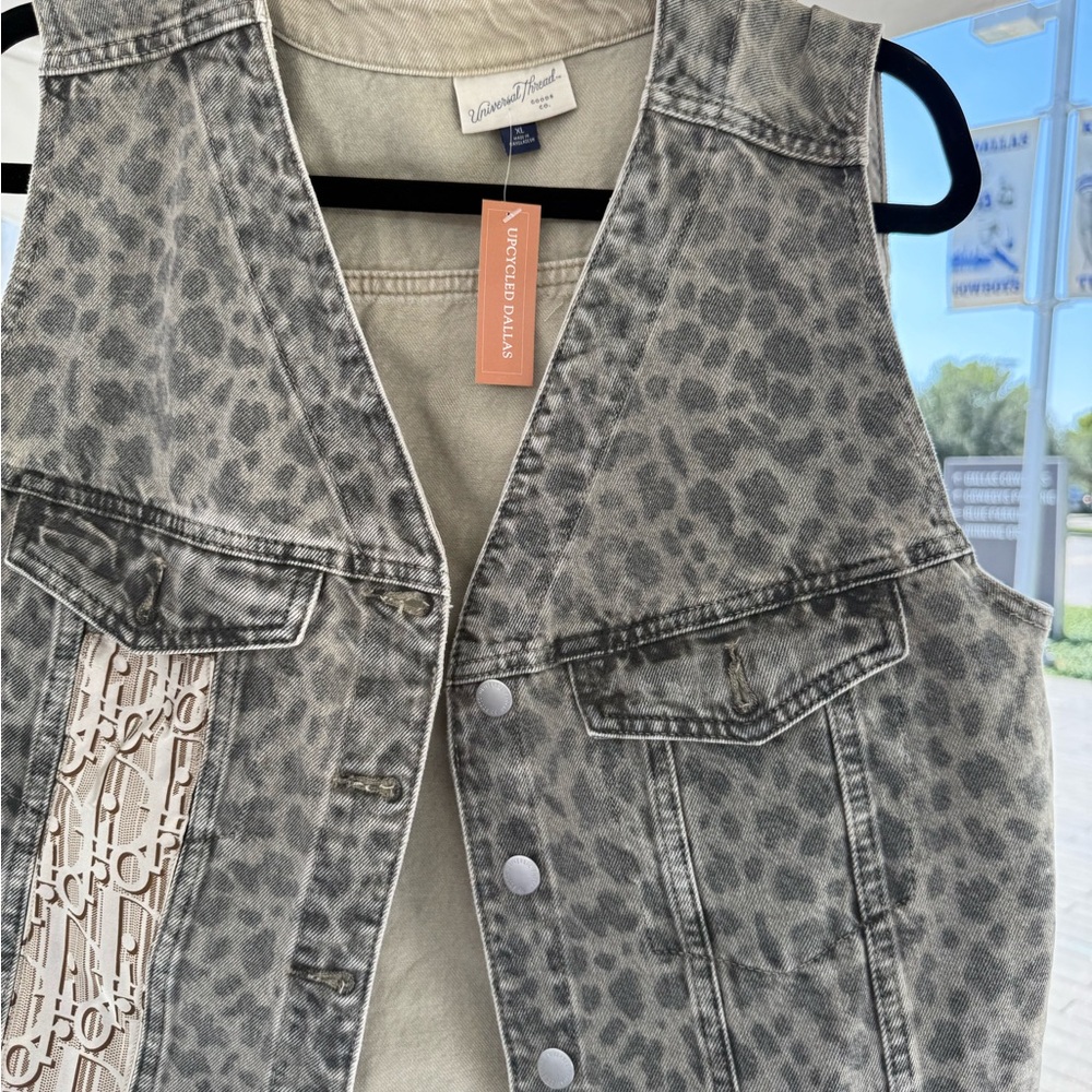 Universal Thread Gray Animal Print Vest - Picture 3 of 8